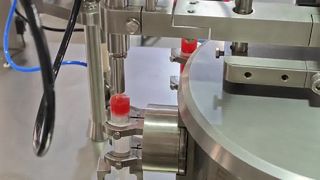 Máquina llenadora y taponadora de jeringas precargadas DZA100