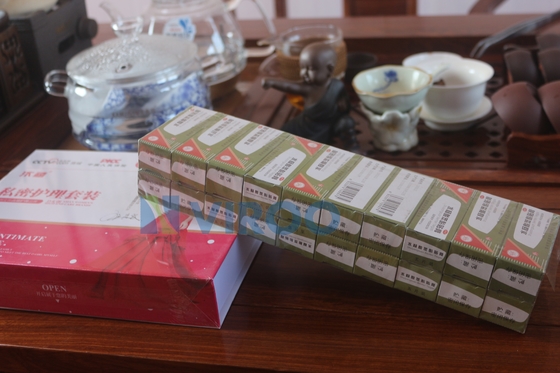 Los cigarrillos de la fabricación encajonan la embaladora del celofán