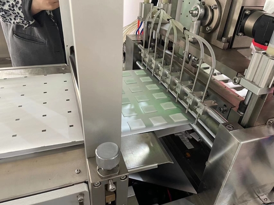 La preparación automática médica de alta velocidad de la esponja de algodón del alcohol rellena el empaquetado haciendo la máquina