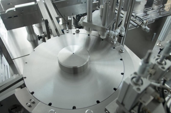 Máquina de llenado de jeringa precargada controlada por PLC para operación automática