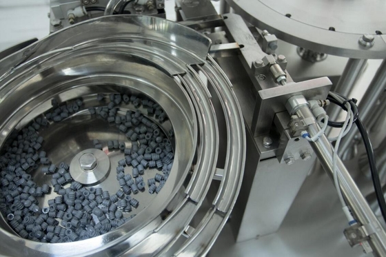 El plástico pre llenó la máquina de rellenar de la jeringuilla 10 ml que prellenaban la máquina de la jeringuilla