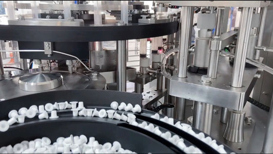 Relleno de la jeringuilla y máquina prellenados el tapar