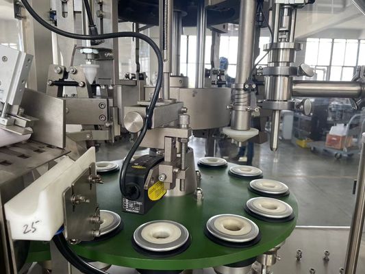 Equipo de envasado, sellado y llenado de tubos de leche condensada