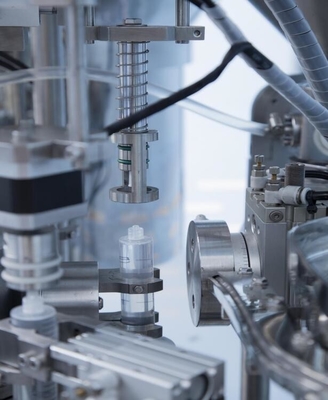 Máquina de llenado automático de jeringa de plástico de solución salina estéril y normal con inyector de gel