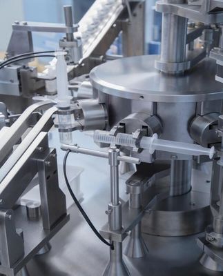 Máquina de llenado de jeringas precargadas de plástico desechables asépticas automáticas para medicamentos líquidos