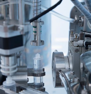 Máquina de llenado de jeringas precargadas de plástico desechables asépticas automáticas para medicamentos líquidos