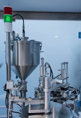 Máquina de llenado de jeringas precargadas de plástico desechables asépticas automáticas para medicamentos líquidos