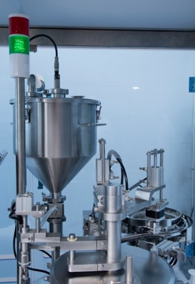 Máquina de llenado automático de jeringa de plástico de solución salina estéril y normal con inyector de gel