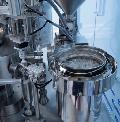 Máquina aseptica y eficiente para cubrir jeringas precargadas de plástico