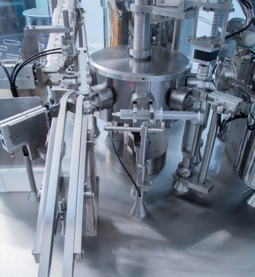 Máquina aseptica y eficiente para cubrir jeringas precargadas de plástico