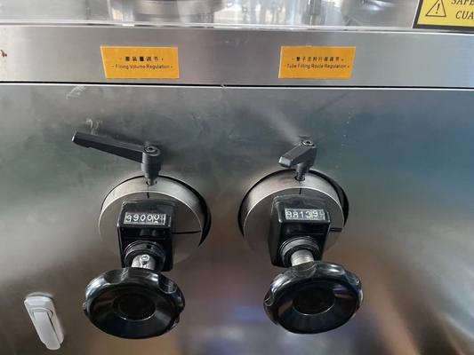 Máquina de llenado y sellado de tubos blandos con pantalla táctil con sistema automático de alimentación de tubos