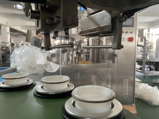 Máquina de llenado y sellado de tubos blandos con pantalla táctil con sistema automático de alimentación de tubos