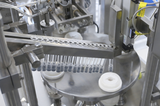 Máquina aseptica automática de llenado de jeringuillas sin burbujas de vidrio de una sola vez