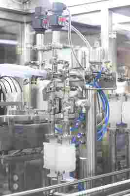 Máquina de llenado de jeringas prellenadas RTU automatizada de alta velocidad para fabricación estéril