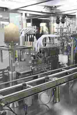 Máquina de llenado de jeringas prellenadas RTU automatizada de alta velocidad para fabricación estéril