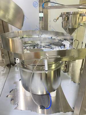 High Precision Rotary Syringe Liquid Filling Sealing Machine 1800-2100 P/H